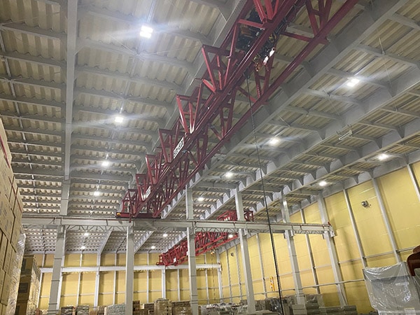 倉庫内の天井クレーン