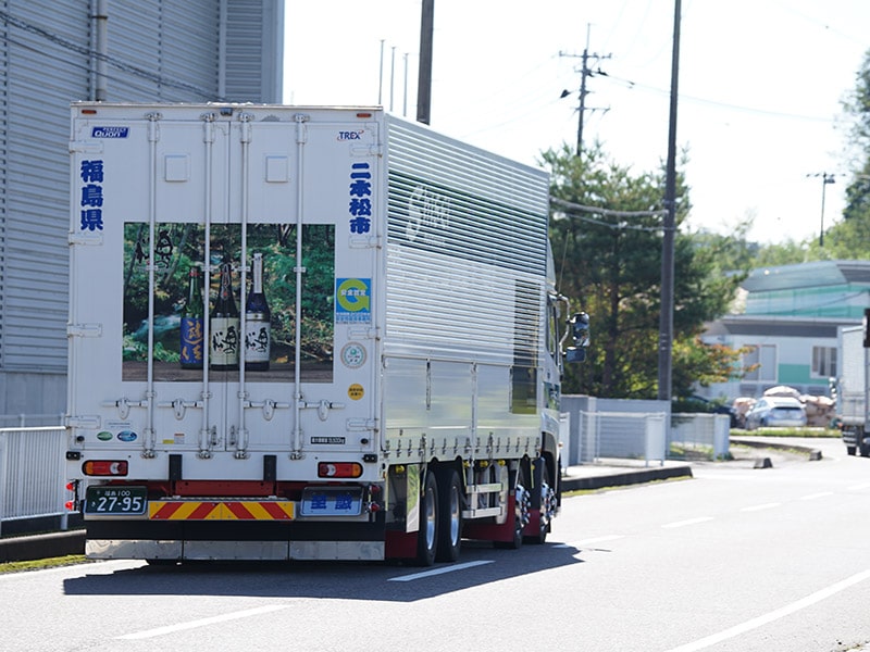 道路を走る丸や運送のトラック