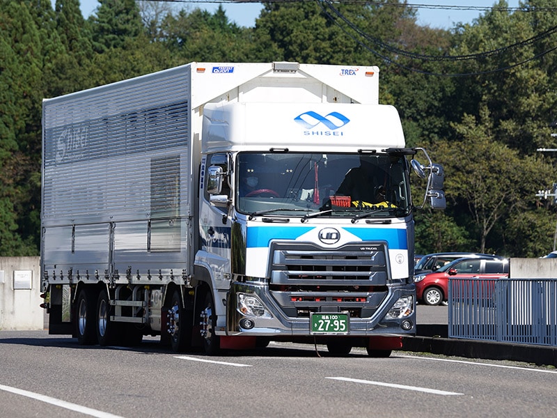 道路を走る丸や運送のトラック