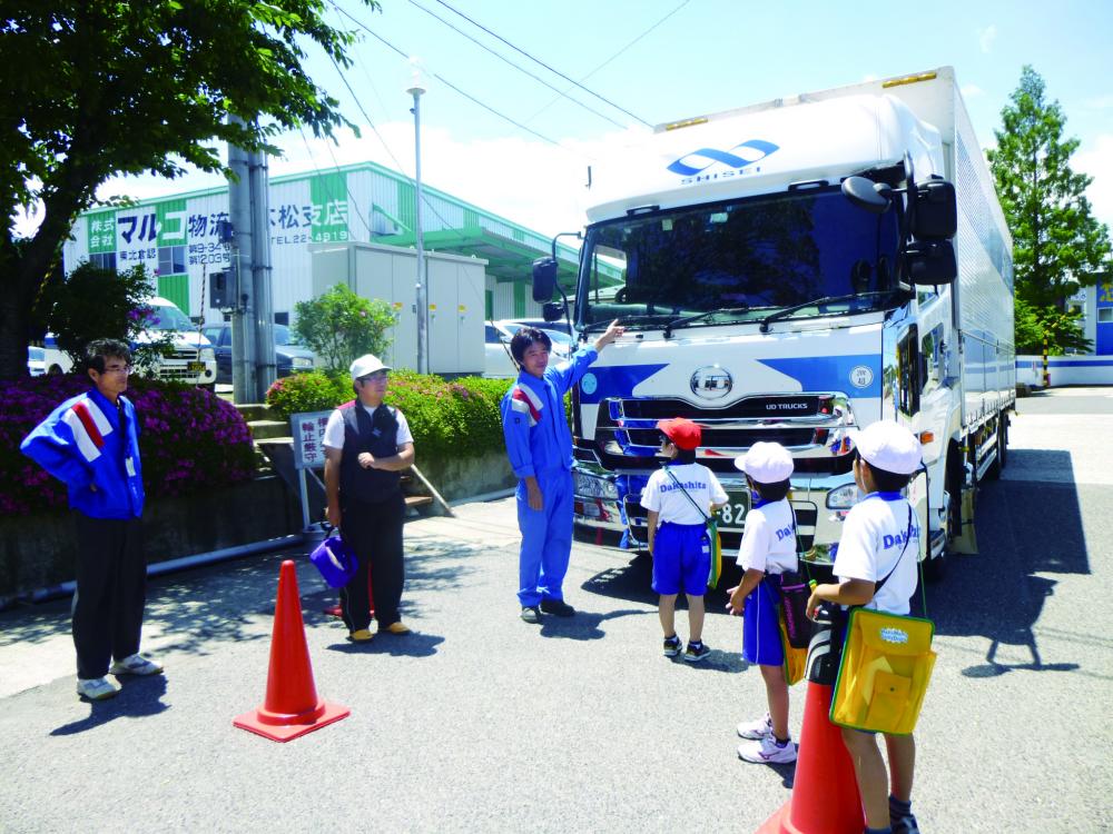 小学校に交通安全を教える社員